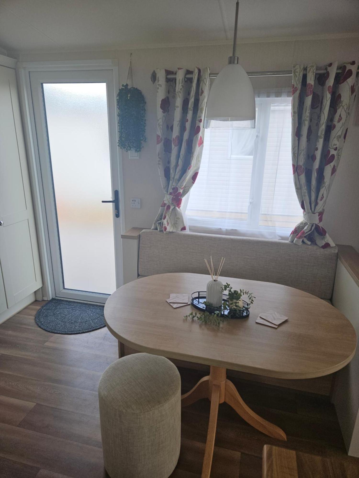 Lytham Luxe 6 Birth Caravan Weeton  Exteriér fotografie